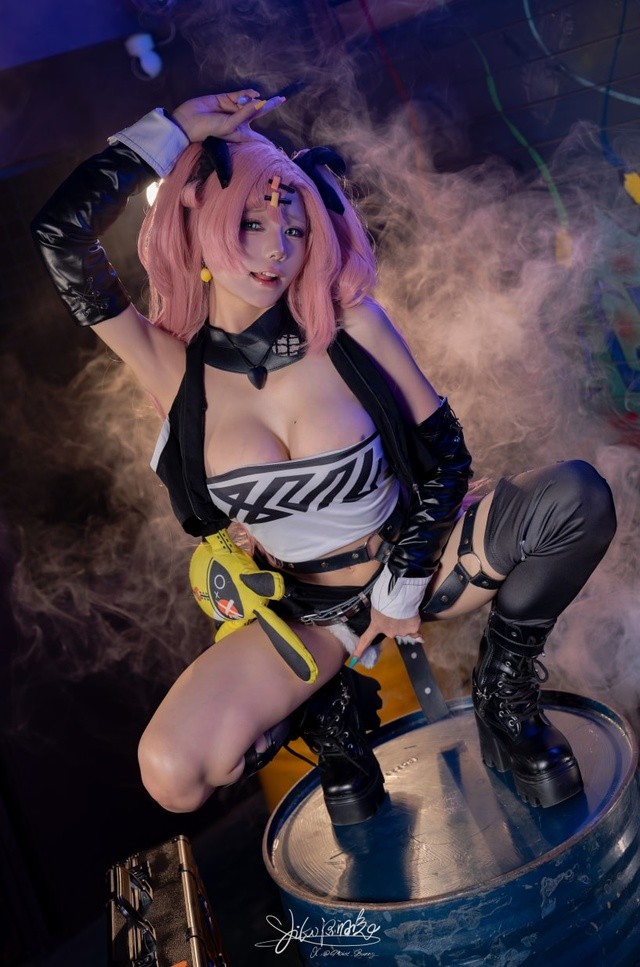 咬一口兔娘《妮可三百窟》元气萌系cos全解析｜双马尾制服少女Shake it舞蹈特辑 [134P1V-1.80GB]