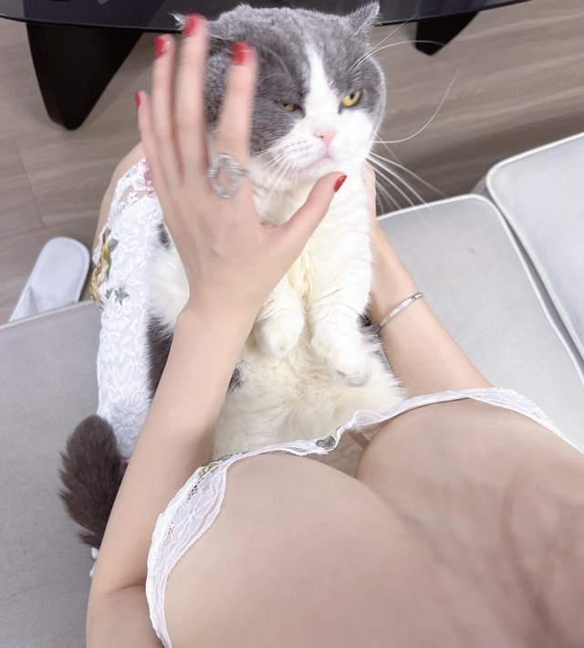 周妍希甜美系cosplay特辑：与猫咪互动的日系少女风写真全解读 [20P1V-46MB]